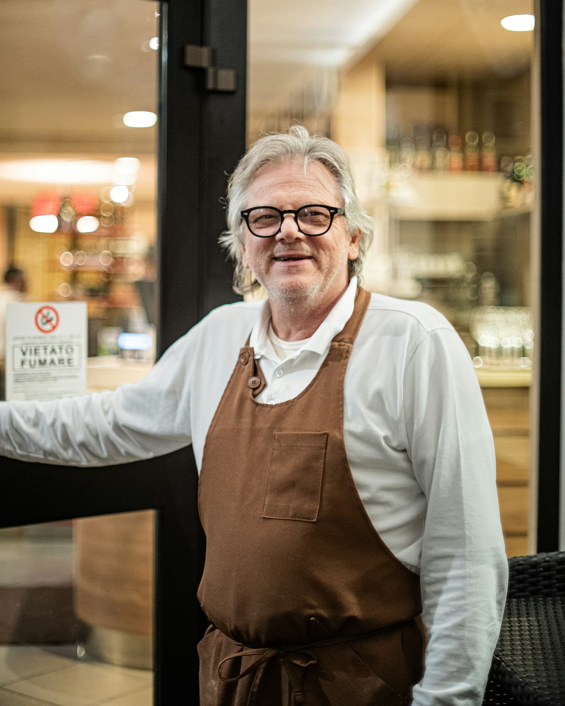 Een ondernemer staat voor zijn zaak